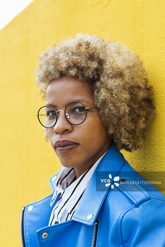 年轻拉丁美洲卷发女性的严肃肖像照图片素材