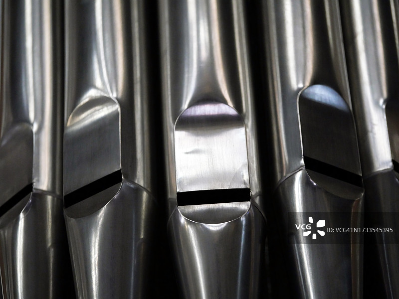 比利时布鲁塞尔教堂管风琴金属风管特写图片素材