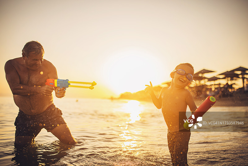 男孩和祖父玩耍图片素材