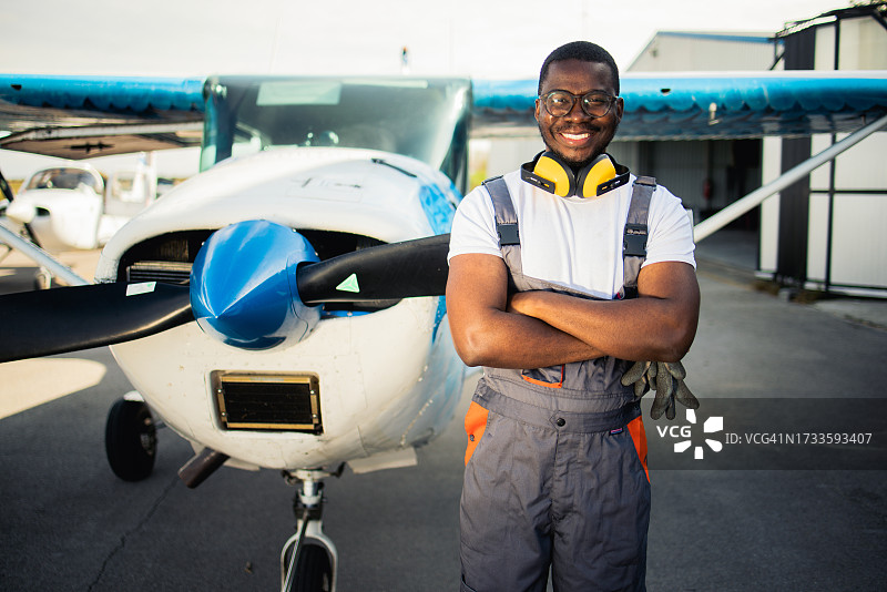 年轻飞机机械师肖像图片素材