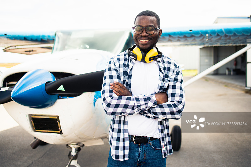 机场内非裔美国飞机工程师的肖像图片素材