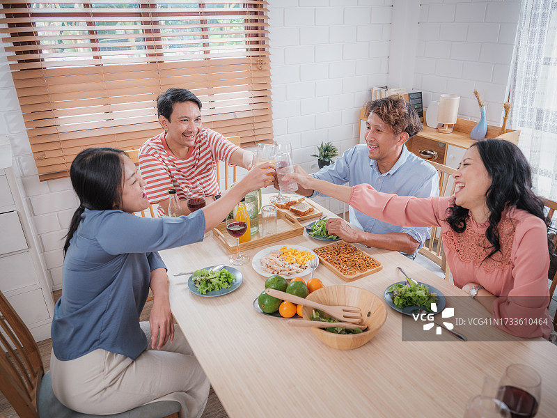 亚洲中年人在家享受美食和饮料图片素材
