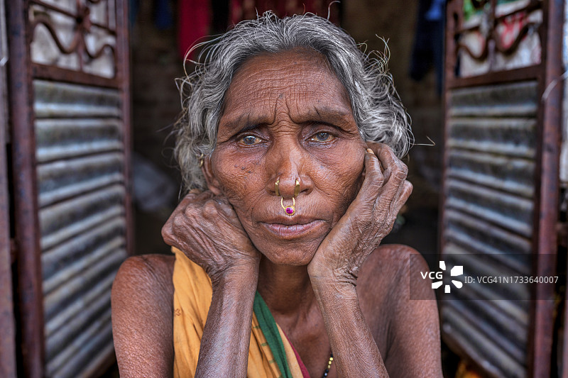特写：印度奥里萨邦部落老年妇女身穿纱丽的肖像图片素材