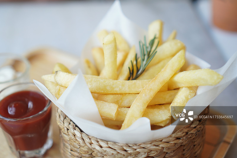 炸薯条、薯片与番茄酱和蛋黄酱图片素材
