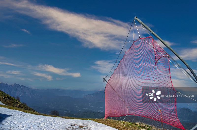 白雪皑皑的群山映衬着天空的美景图片素材