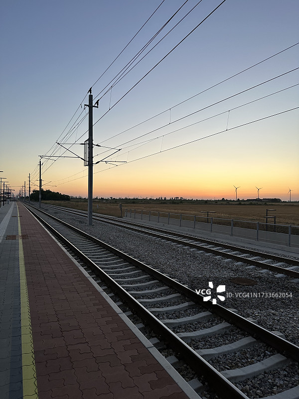 日落时分，奥地利拉斯see的空旷铁路轨道图片素材