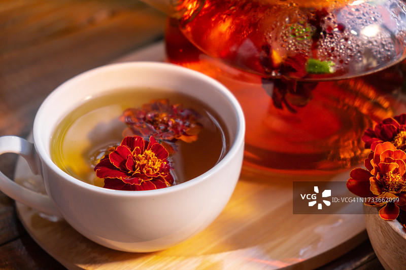 桌上的草药茶特写图片素材