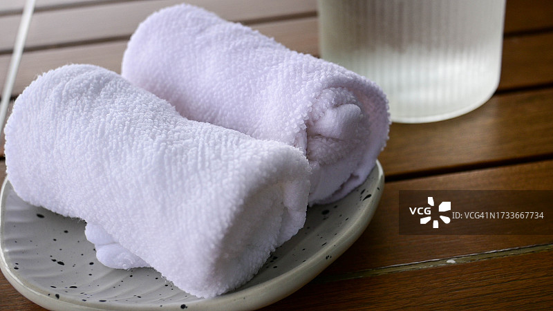 餐厅桌上的两卷冰凉湿巾图片素材