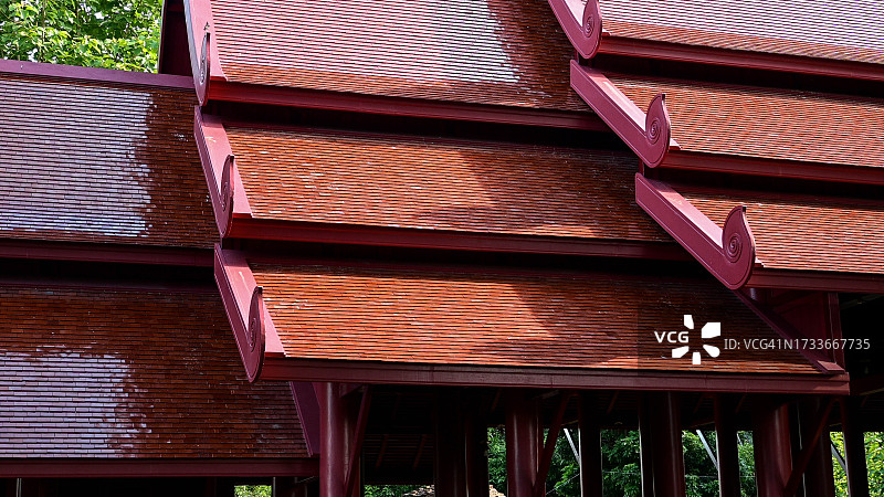 带粘土瓦的传统泰国兰纳屋顶图片素材