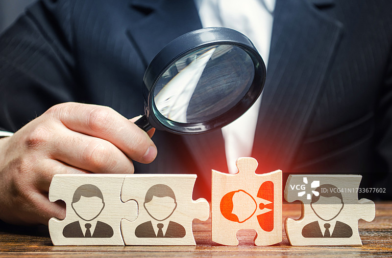 商人拿着放大镜，桌上有文字图片素材