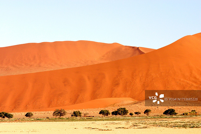 晴空映衬下的沙漠美景图片素材