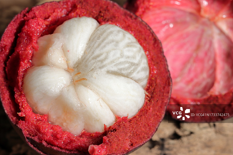 对半切开的石榴特写图片素材