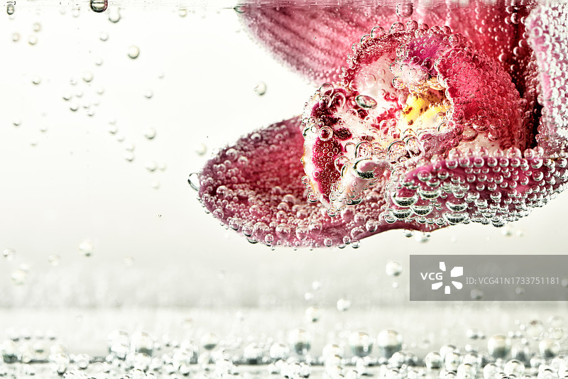 水花飞溅映衬天空特写图片素材