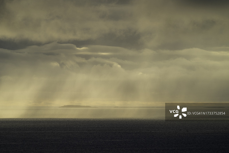 暴风云下的田野风光图片素材