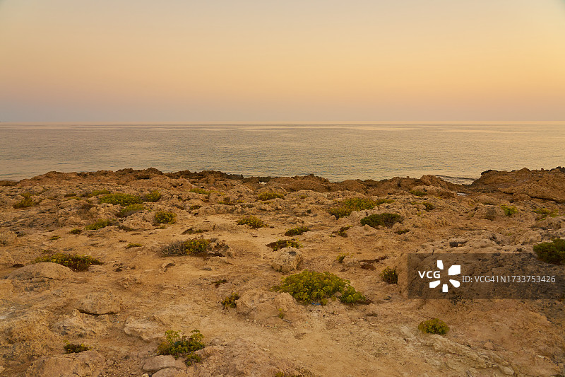日落时大海对着晴空的美景图片素材