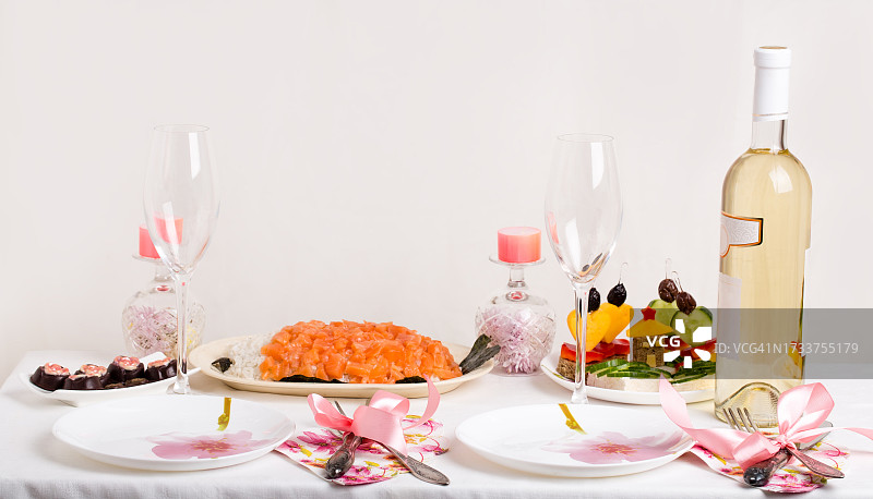 白色背景下桌上的食物和饮料特写图片素材