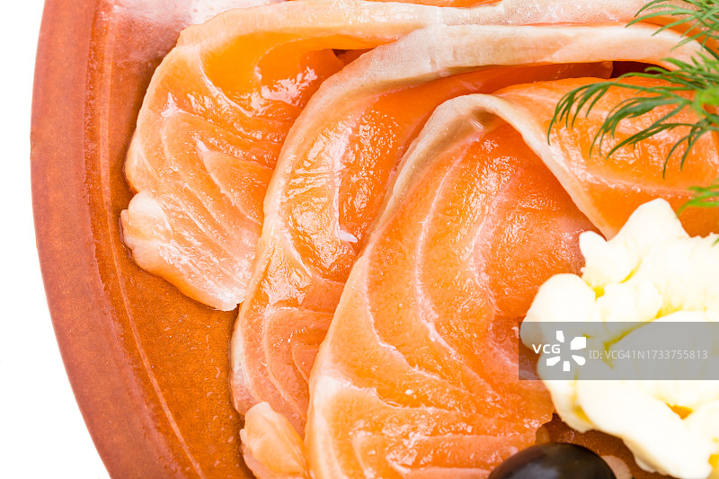 俯视拍摄：白色背景中碗里的鱼图片素材