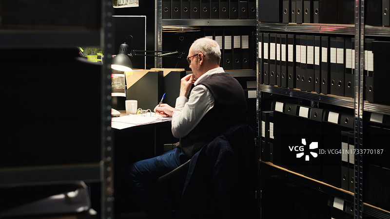 在办公室工作的商人图片素材