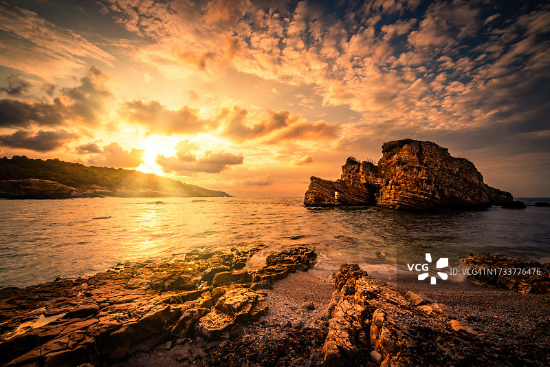 日落时大海对着天空的美景图片素材