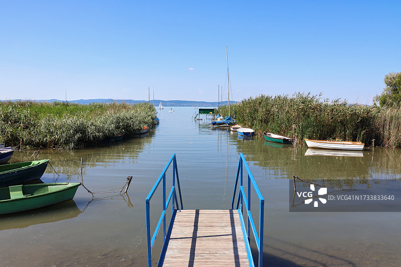 巴拉顿湖：通往水中的阶梯与船只和芦苇图片素材