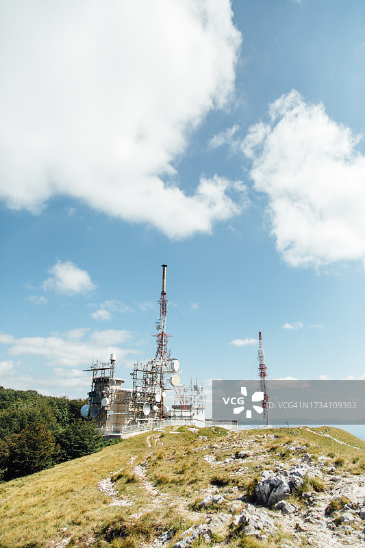 蓝天背景下山脊上的发电站图片素材