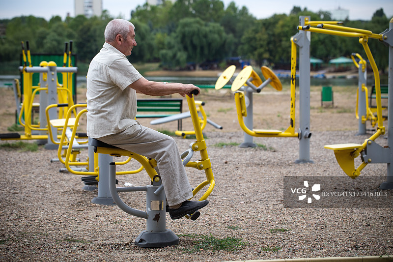 年长的男人在操场锻炼图片素材