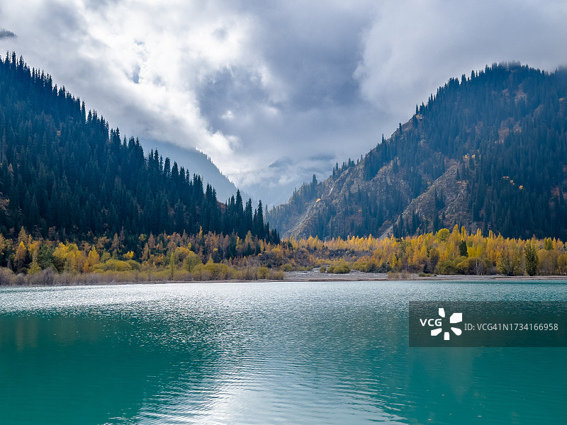山傍天的湖景图片素材
