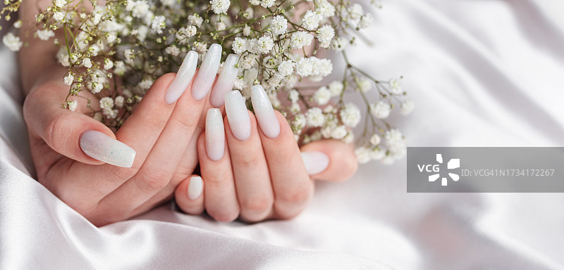 新娘手捧花束的中段照图片素材