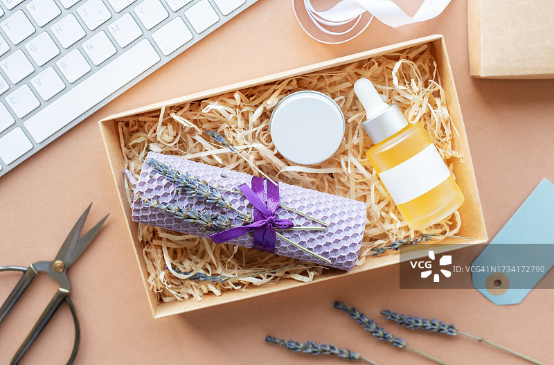 俯视拍摄的桌面上的物品图片素材