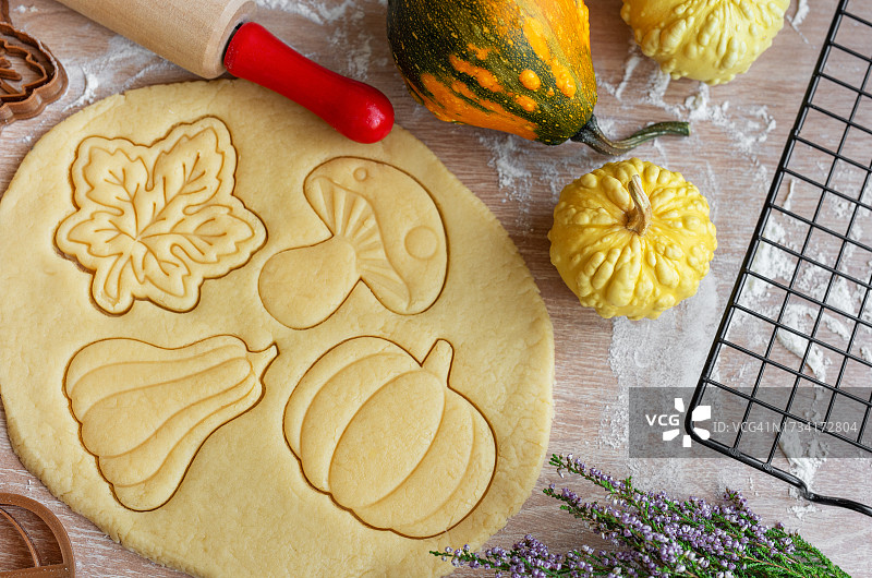 桌子上生面团和配料俯视图图片素材