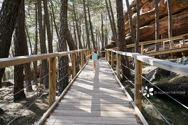 女孩在阿尔瓦拉辛的松树林保护区欣赏美景图片素材