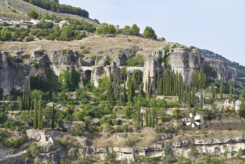西班牙昆卡山区景观鸟瞰图，有树木和桥梁图片素材