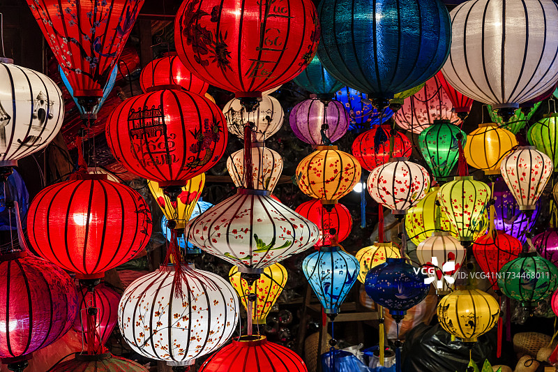 越南会安市的传统丝绸吊灯笼图片素材