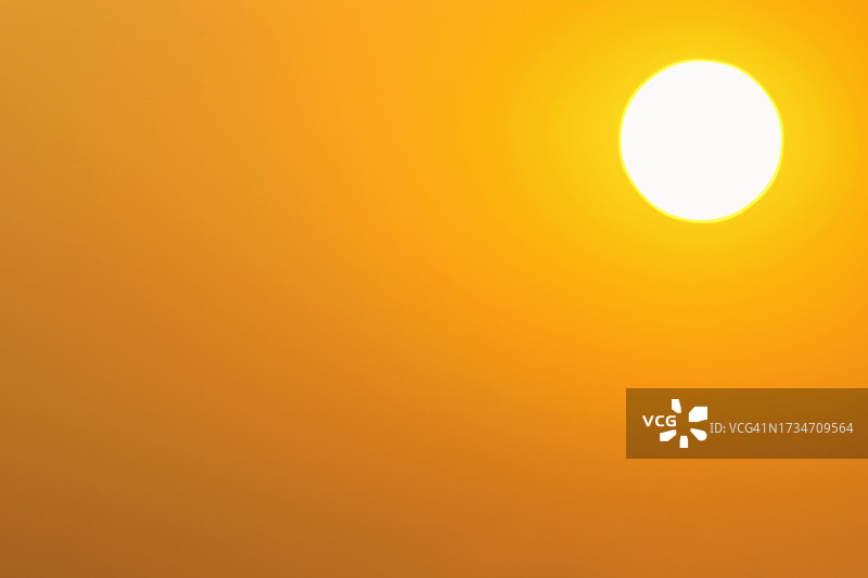 中暑、热浪、炎热的太阳、全球变暖和燃烧、气候变化、全球沸腾图片素材