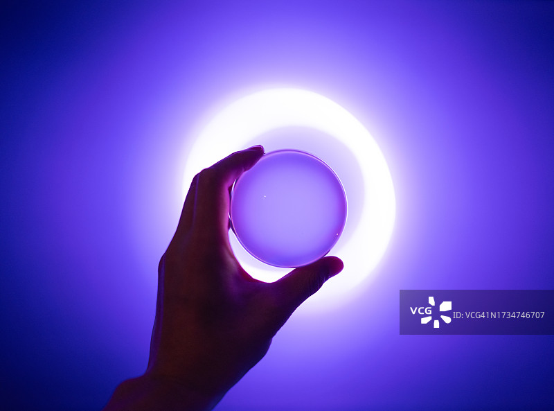 手持水晶球特写图片素材