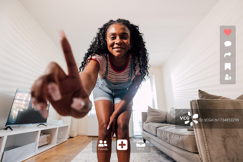 准备在社交媒体上开始直播的女人图片素材