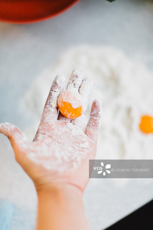 手持蛋黄图片素材