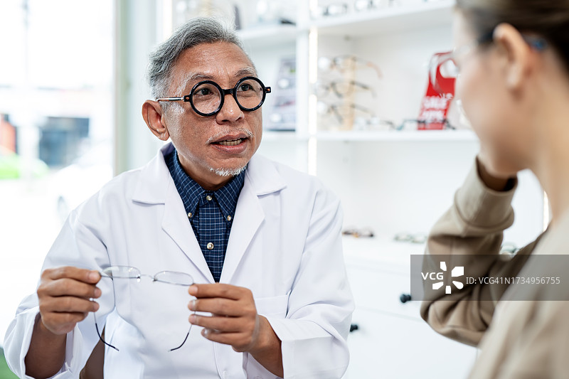 选择合适的眼镜提升个人魅力：视光专家服务图片素材