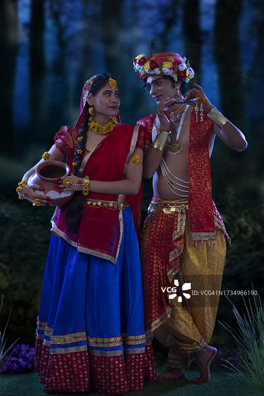 年轻男子与女子在Janmashtami之际打扮成拉达和奎师那图片素材