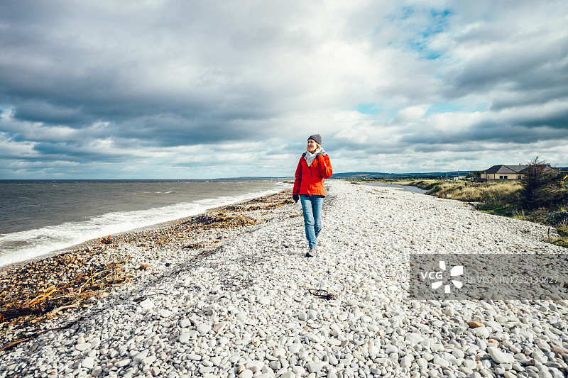 秋季在苏格兰鹅卵石海滩上散步图片素材