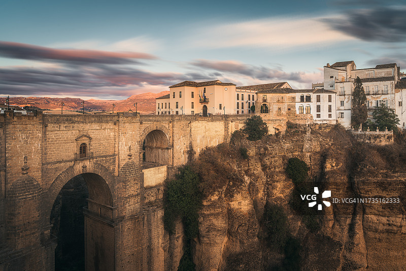 西班牙龙达新桥和悬崖风光图片素材