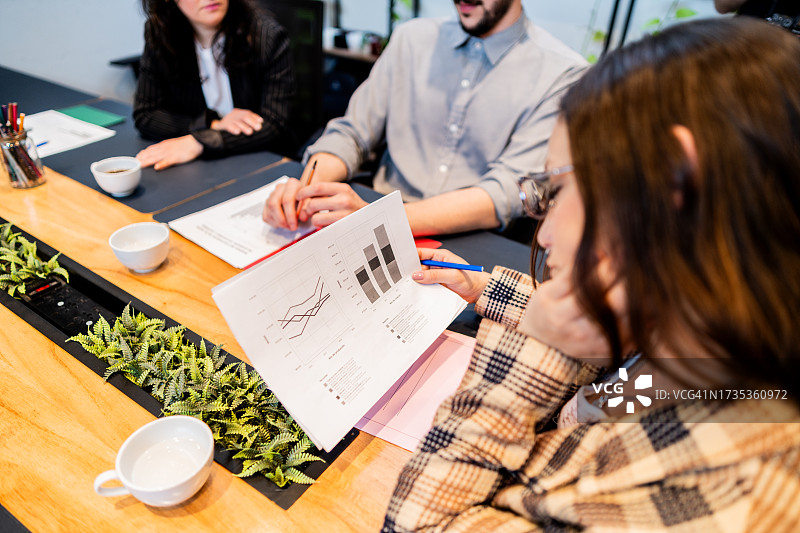 女商人看着会议室里的财务图表图片素材