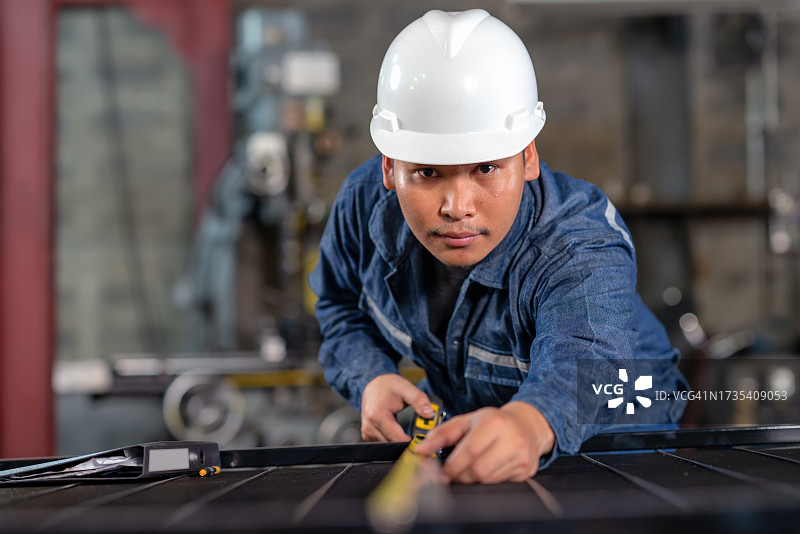 质量工程师在金属工程行业检查零件质量图片素材