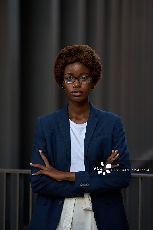 户外身着正装的严肃非洲女商人低调照片图片素材
