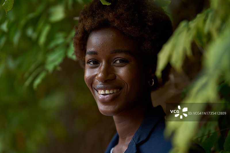 笑容满面的非洲女人在灌木丛中，可持续发展和生态概念图片素材