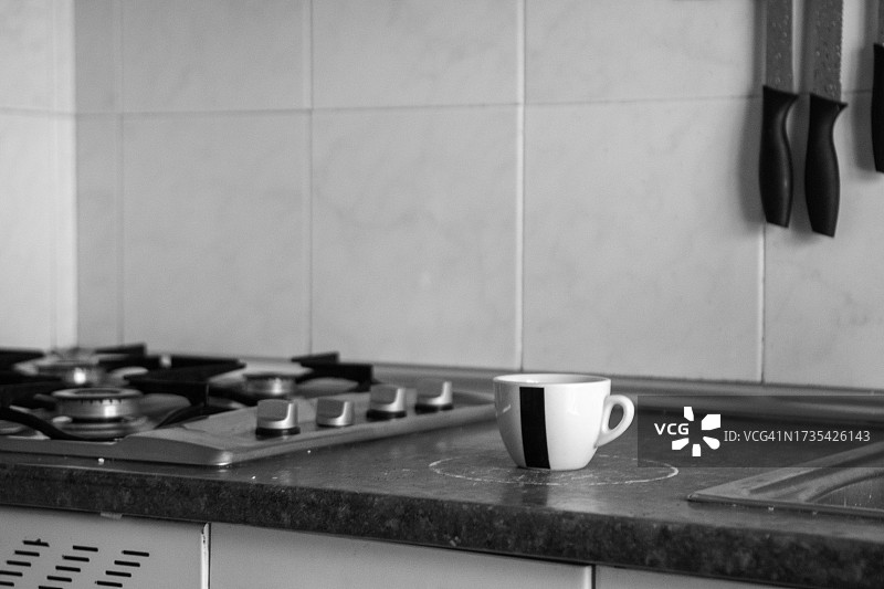 燃气灶和咖啡杯的家庭场景图片素材