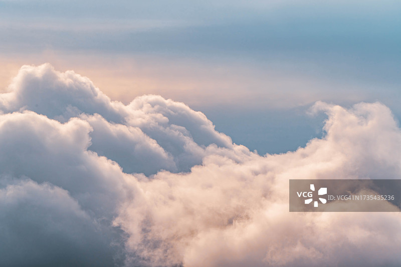 在云层之上图片素材