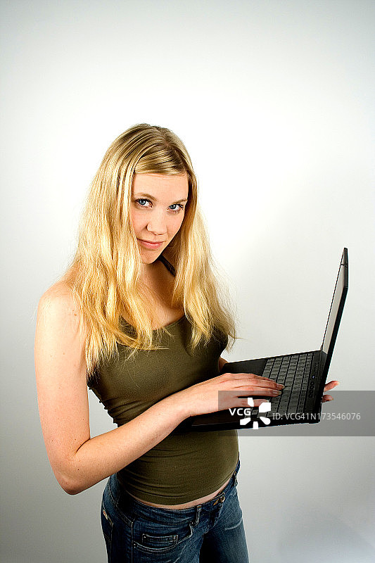 女孩拿着笔记本电脑图片素材