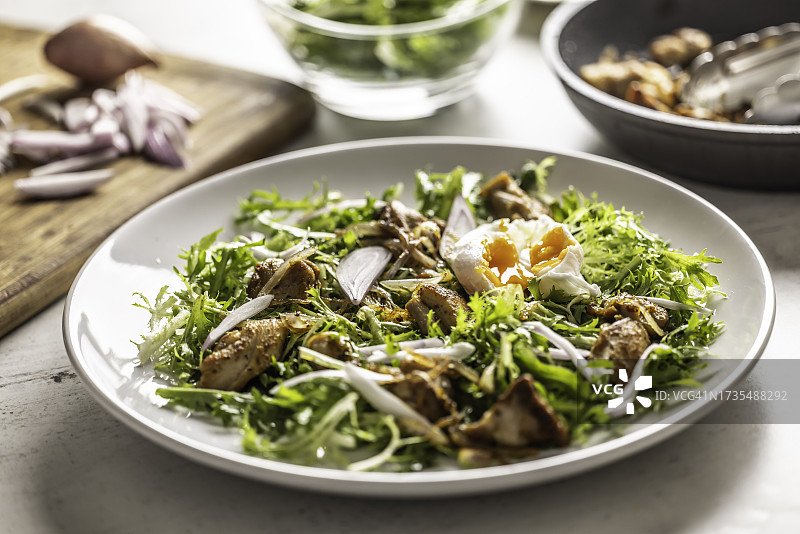 鸡肉、生菜和鸡蛋菊苣沙拉图片素材