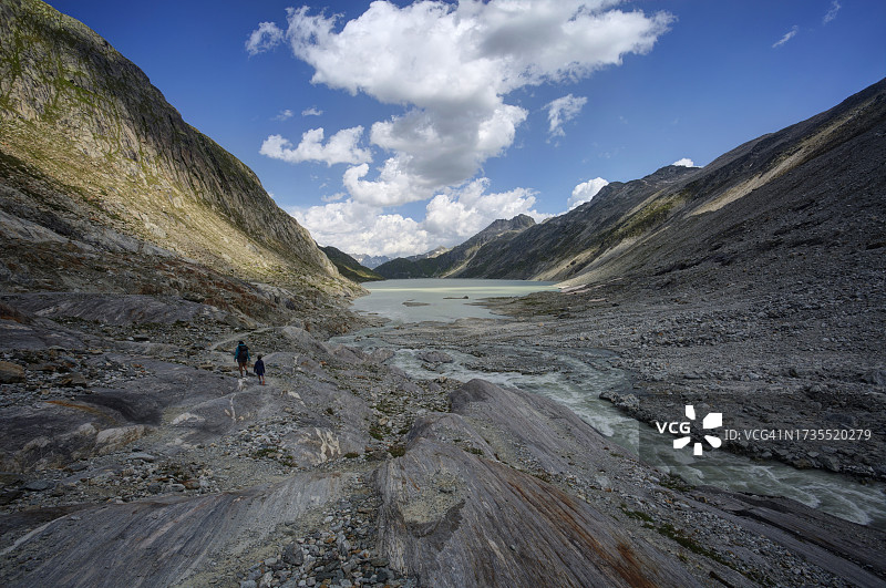 Oberaar冰川融水汇入Oberaarsee水库图片素材